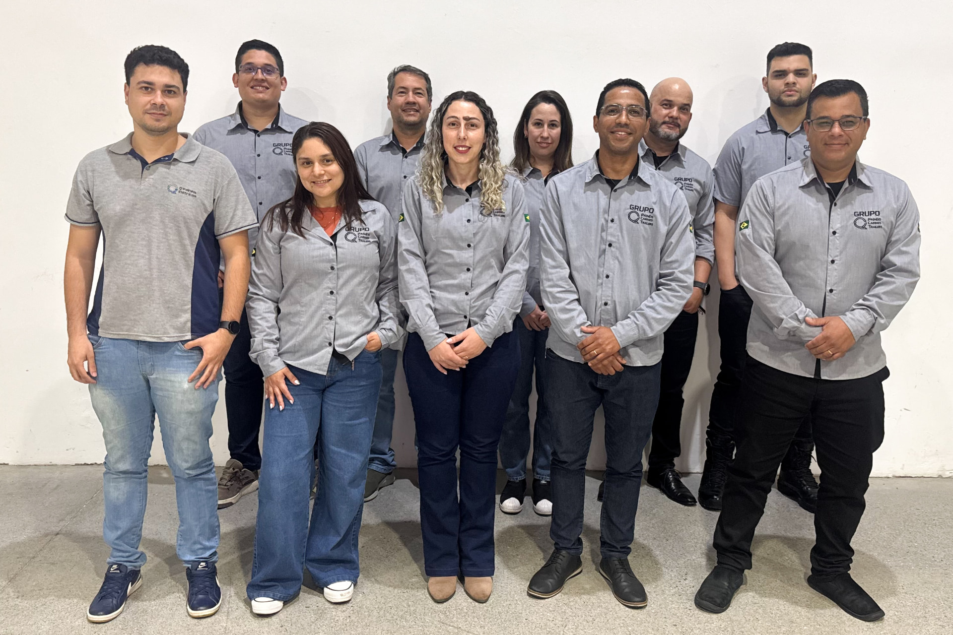 Equipe Q'Painéis Elétricos na fábrica em Curitiba